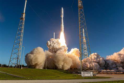 联合发射联盟(ULA)于2025年6月25日成功发射了亚马逊Project Kuiper的第三批27颗卫星,进一步加快全球低轨卫星互联网布局。该批卫星在佛罗里达卡纳维拉尔角空军基地41号发射台升空,标志着亚马逊向覆盖全球数十个国家的宏大目标又迈进了一步。
