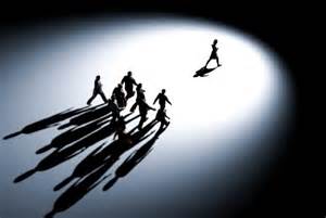 随着人工智能技术逐渐普及,消费者与企业高管在使用AI方面展现出截然不同的态度和方式。本文深入探讨了消费者对AI的随意使用与首席财务官在企业运营中对AI的严谨应用,解析人工智能如何在不同场景下发挥作用,推动商业效率与创新发展。
