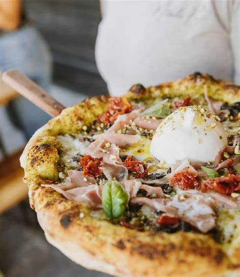 本文全面介绍了2025年圣地亚哥最受欢迎的披萨店,涵盖了权威排名与大众投票的双重评选,深入分析各家披萨店的特色与推荐菜品,助您尽享这座城市最地道的意式风味。
