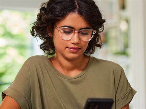 深入了解SuperSingle视力镜片的设计理念、优势及其在日常生活中的应用,帮助您做出明智的眼镜选择,让视力更清晰舒适。
