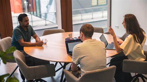 探讨Vibe编码如何推动公民开发的进化,如何帮助非技术用户轻松创建应用程序,实现软件开发的民主化和创新潜力最大化。
