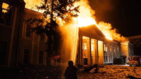 随着俄罗斯无人机产能的飞速提升,乌克兰面临前所未有的空中威胁。无人机在现代战争中的角色大幅增强,改变了地缘政治和军事战略格局。深入解析俄罗斯无人机产业的发展、战术应用及其对乌克兰和北约安全的深远影响。
