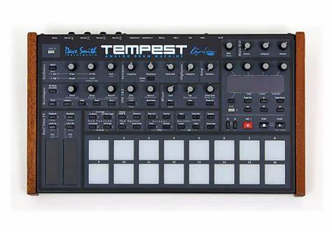 从硬件到文化,从争议到普及,讲述鼓机如何改变流行音乐的节奏、制作与商业面貌,并探讨其对创作、现场表演和音乐数据的长期影响
