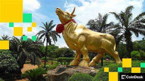 从期货未平仓合约、资金费率到期权偏度与平仓热图,解读市场在接近关键阻力位时的结构性信号,评估短挤压触发条件、山寨币表现与宏观扰动对行情的影响,为投资者提供可操作的风险管理与展望
