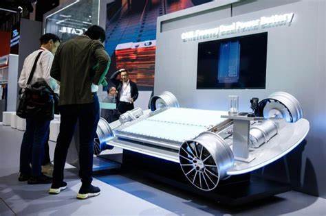 随着中国钠离子电池技术的快速发展及其成本优势愈发明显,韩国电池巨头三星SDI和LG能源解决方案面临前所未有的市场挑战。钠离子电池凭借优越的安全性和极低温下的高效性能,有望重塑全球电动汽车电池市场格局。
