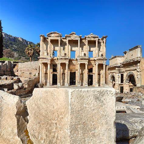 深入探访位于土耳其西部的以弗所古城,了解这座古老城市的辉煌历史和丰富文化,并发现周围众多独具特色的旅游景点,为您的土耳其之行增添难忘回忆。
