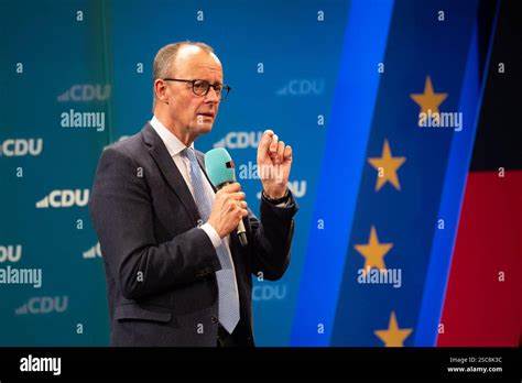 深入探讨德国基督教民主联盟(CDU)现任主席弗里德里希·梅尔茨的政治生涯、影响力及其作为未来德国总理的领导潜力。
