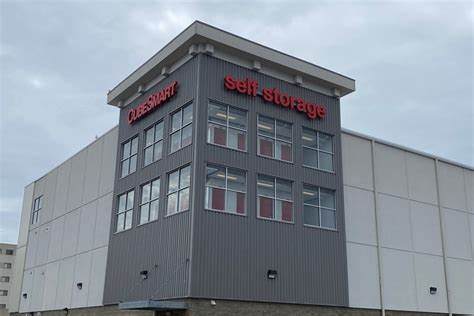 用数据和计算解释如果在十年前以约26.86美元/股买入CubeSmart(CUBE)并持有至今的收益情况,包含股价增值、累计股息、年化收益率、与标普500的比较,以及影响CubeSmart未来表现的关键因素和投资注意事项
