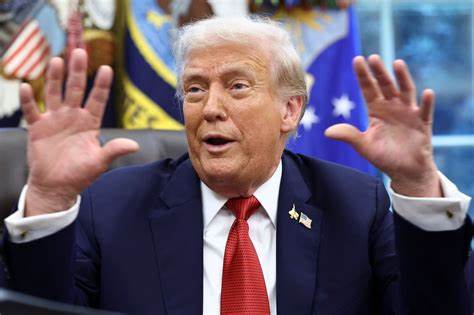 美国总统特朗普宣布自2025年10月1日起,对所有进口的品牌及专利药品征收100%的关税,除非药企在美国境内建设制造工厂。此举引发全球医药行业和市场的广泛关注,本文深入探讨其背景、影响及潜在后果。
