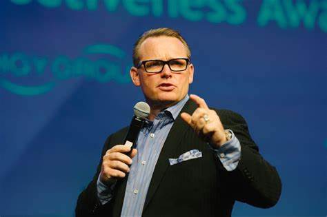 探讨九位数企业家与七位数企业家在团队建设、领导力、系统化和心智模式上的根本差别,提供可操作的策略,帮助企业在规模化过程中避免常见陷阱并实现持续增长。
