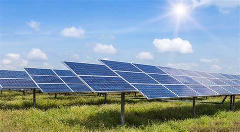 从成本结构到技术突破,从投资潮到电力系统重塑,解读可再生能源如何在短时间内实现大规模替代化石燃料并推动低碳经济转型的关键因素与路径
