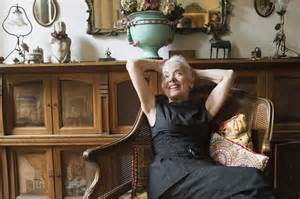 探讨法国退休人员为何能够享受高于在职工作者的收入优势,与此同时,美国婴儿潮一代面临的退休资金困境,以及两国退休制度和经济环境的差异。深入分析法国养老金体系的优势及其对社会经济的影响,反思美国退休挑战背后的结构性问题。
