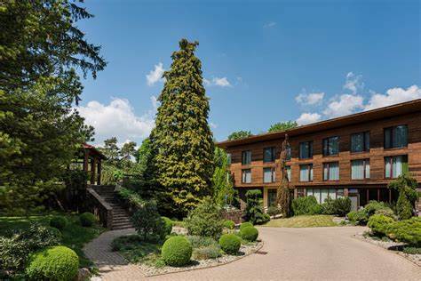 佐乔娃小屋酒店坐落于马莱喀尔巴蒂(Malé Karpaty)美丽的山林之间,是一处融合自然与现代舒适的理想度假胜地。本文深入探讨酒店的历史背景、独特优势、丰富设施及周边旅游体验,帮助游客规划完美的旅行。
