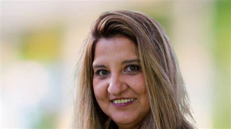 布伦霍特最新的市政选举结果显示,纳迪娅·希拉利领导的"携手布伦霍特"名单取得显著胜利,成功打破此前选举格局,为当地政治带来新气象。此次选举不仅反映了居民的政治诉求变化,也预示着布伦霍特未来发展的新方向。本文深入解读选举数据、各主要党派表现及其对当地社会经济的潜在影响。
