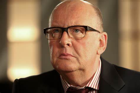 迈克·维德伦是比利时著名的广播和电视人物,他的职业生涯跨越了广播、电台和电视多个领域,凭借其独特的魅力和专业素养赢得了众多观众的喜爱。他的成名经历展现了媒体行业的变化以及个人努力带来的成功。
