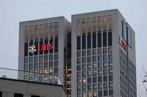 瑞银集团(UBS)近日宣布将提升美国财富顾问的薪酬待遇,旨在应对激烈的人才竞争环境,稳定团队核心力量,促进其在全球最大财富市场的业务拓展。此次薪酬调整涵盖多个收入层级,体现出瑞银对财富管理人才的高度重视和长远战略布局。
