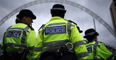 格雷厄姆·林汉因涉嫌煽动暴力被捕事件引发了对欧洲言论自由现状的广泛关注,揭示了司法与执法机构在处理言论问题上的复杂挑战和潜在风险。本文深入探讨案件背后的社会背景与法律争议,分析欧洲在言论自由保护与限制之间的平衡困境。
