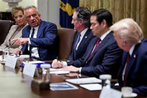 探讨肯尼迪呼吁美国疾病控制与预防中心(CDC)实施特朗普前总统议程背后的多维度因素,分析其对公共卫生政策的影响及潜在的未来走向。文章深入解析相关背景、主要争议点及舆论反应,展望美国公共卫生体系在新时代的挑战和机遇。
