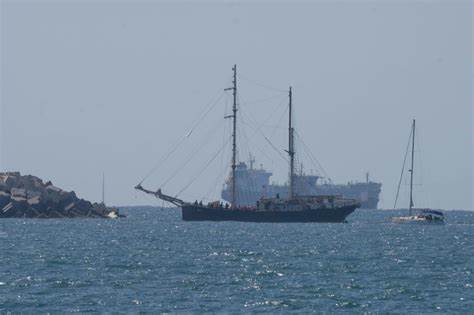 报道以色列海军对全球坚守(Global Sumud)援助船队的截获经过、法律与人道背景、各方反应及可能走向,全面解析事件对加沙援助与国际关系的影响
