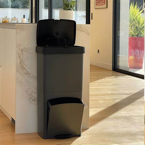 了解带盖厨房分类垃圾桶的优势、款式选择及实用建议,助您提升厨房环保效率与空间整洁,营造健康绿色生活环境。本文深入解析不同材质和设计特点,帮助您找到最适合家庭需求的垃圾分类解决方案。
