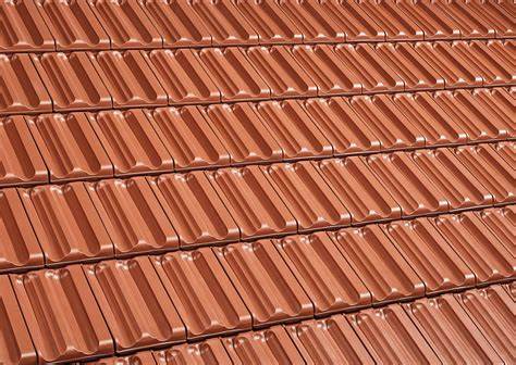 深入探讨Erlus大型折边红色施釉屋面瓦的特点、优势及其在现代建筑中的广泛应用,帮助建筑师和施工人员选择合适的高质量屋面材料。
