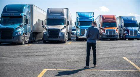 近年来,美国重型卡车销量骤降引发经济衰退担忧,本文深入分析背后的产业动态及其对整体经济的影响,探讨如何应对这场潜在的经济波动,实现财富稳健管理和有效保护。
