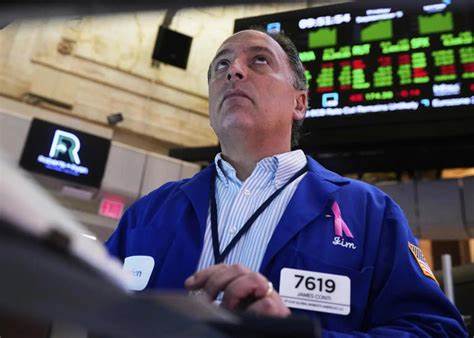 在国会就拨款僵持、停摆风险上升之际,华尔街主要指数逆势上扬。文章剖析推动市场上涨的关键因素,包括大型科技股与人工智能投资预期、美联储言论与利率预期、经济数据的韧性,以及历史上政府停摆对市场影响的有限性,为投资者提供理性应对不确定性的视角与操作要点。
