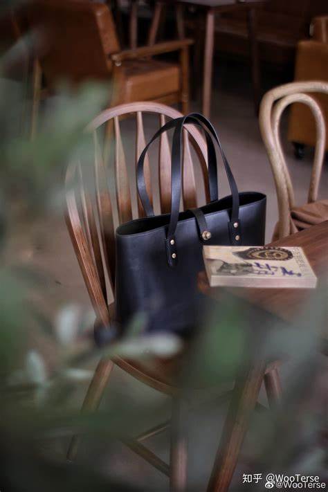 托特包作为现代生活中备受青睐的多功能包袋,不仅以其实用性赢得了大众的喜爱,更因其时尚百搭的设计成为时尚达人们的宠儿。本文全面解析托特包的定义、历史渊源、设计特点及其在日常生活中的多重用途,帮助读者全面认识这一潮流单品。
