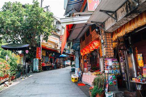 台湾拥有丰富的自然景观与深厚的文化底蕴,结合现代都市的活力与传统历史的魅力,成为亚洲旅行者心中的理想目的地。本文详细介绍了26个台湾必访景点,涵盖从高楼林立的台北市到宁静的绿岛海岸,帮助旅行者规划难忘的台湾之行。
