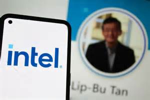 英伟达宣布对英特尔进行创纪录的50亿美元投资,推动英特尔股价飙升,本文深入分析这一合作背后的战略意义及其对投资者的影响,探讨当前市场环境下是否适合买入英特尔股票。
