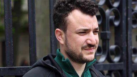 马哈茂德·哈立勒作为一名知名的巴勒斯坦支持者,因所谓的移民申请失实问题,再次面临美国政府的驱逐令。此事件不仅涉及法律层面上的争议,也反映出当前美国社会围绕言论自由和移民政策的复杂冲突。
