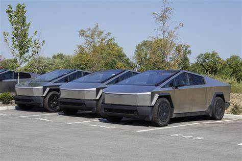 解析特斯拉近期股价大幅攀升背后的驱动因素,剖析华尔街分析师为何调整目标价与评级,评估即将公布的第三季度交付数据对市场情绪和估值的潜在影响,并给出投资者在数据公布前后可参考的关键指标与决策思路
