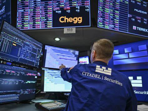 探讨特朗普推动企业将财报披露周期从季度调整为半年一次的理由,分析这一提议对企业管理、投资者透明度及市场稳定性的影响。本文通过多角度剖析企业高管、投资者和监管机构的观点,揭示减少财报频率可能带来的利弊和未来发展趋势。
