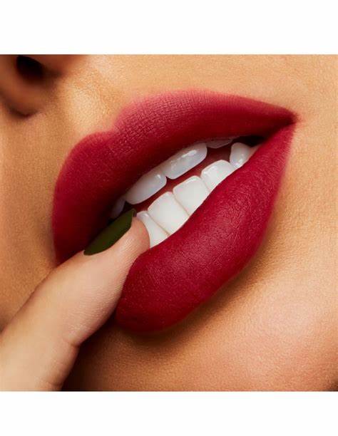 探索MAC Powder Kiss液态唇膏'Make Love To The Camera'的独特魅力,从配方特点到使用心得,全面解析这款唇膏如何满足现代女性对质感与持久度的双重追求,助你轻松打造柔和雾面妆效,彰显自信迷人风采。
