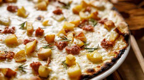 探寻罗马最受欢迎的12家披萨店,深度解析各家独特的风味和特色。无论是地道的罗马薄饼还是正宗的那不勒斯披萨,这些餐厅以精选食材和精心制作的面团带来极致的味觉体验,是每位美食爱好者在罗马不可错过的披萨圣地。
