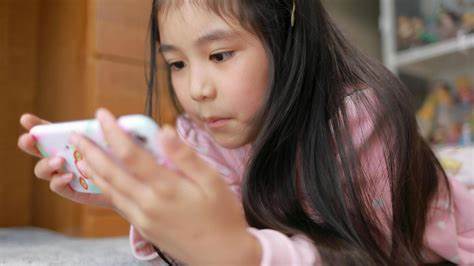 丰明市计划通过一项非强制性的市政条例,建议居民每日手机使用时间限制在两小时,旨在缓解过度使用智能设备带来的身体和心理健康问题。这一创新举措引发了广泛的社会讨论,也反映出日本乃至全球在数字时代对科技依赖的深刻反思。
