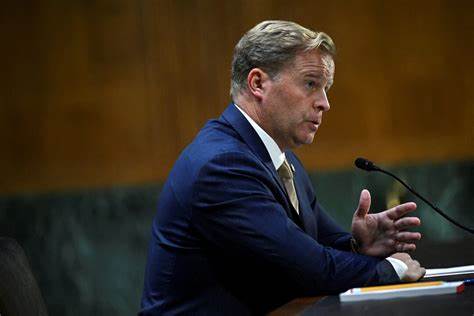 围绕美国商品期货交易委员会(CFTC)主席提名事件,企业家温克莱沃斯兄弟向白宫游说推迟提名的争议正在引发业界和监管层的广泛关注。文章详细剖析了事件背景、双方观点及其对加密货币市场和监管环境的深远影响。
