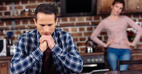 通过一名前高盛分析师在以23万美元年收入买房后仍感生活拮据的经历,剖析按揭利率、税费、育儿开支与地区房价等多重因素如何侵蚀可支配收入,并提供实操性理财、置换与政策层面的应对建议。
