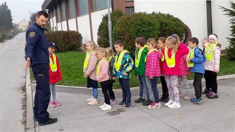 通过警察叔叔的亲临指导,帮助小学低年级学生了解道路交通安全知识,增强他们的自我保护意识,促进安全出行。本文详细介绍了POŠ Pesje小学的这次交通安全活动及其重要意义。
