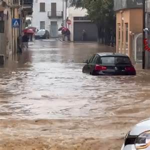 本文详细探讨了发生在意大利皮埃蒙特地区因暴雨引发洪灾,导致一名德国女游客失踪的事件背景、救援情况以及该地区极端天气现象的影响,旨在为读者提供全面的了解和应对类似自然灾害的参考。
