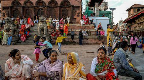 尼泊尔近日因试图禁止部分社交媒体平台引发大规模抗议,最终导致政府垮台,国家陷入政治真空。令人意外的是,社交媒体被禁后,政治活动并未消失,反而转移到一种名为Discord的虚拟聊天室内,为国家政治进程注入新的活力和挑战。
