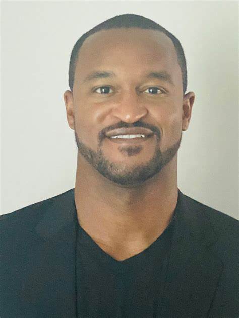 对纽约NFL总部枪击案嫌疑人大卫·塔穆拉(Shane Tamura)脑组织被确认为慢性创伤性脑病(CTE)的报道解读,梳理CTE的临床特征与研究现状,探讨科学证据与因果关系的界限,以及这一发现对职业体育、公众健康、枪支政策与企业安全的潜在影响与应对路径。
