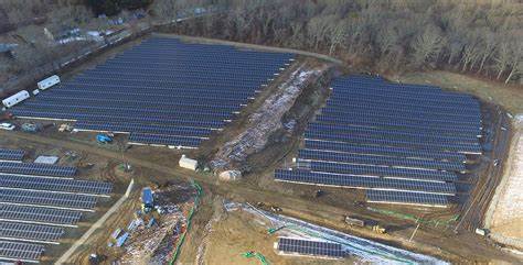 探讨将森林转为太阳能发电场在减缓气候变化方面的积极作用,同时分析对周边生态、社区与土地利用的负面影响,并提出规划、技术与政策层面的可行解决路径
