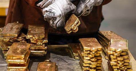 2025年黄金价格创下新高,吸引了全球投资者的目光。多重宏观经济因素交织,推动黄金成为避险资产和投资新宠。文章深入探讨影响金价上涨的三大核心原因,揭示中国金融布局、美国利率政策及经济不确定性如何支撑金价持续走强。
