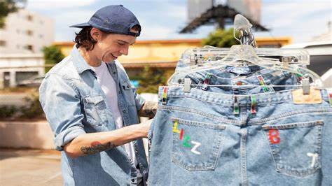 利维斯公司发布的2024年可持续发展目标与指标报告展示了其在环境保护、资源循环利用和供应链责任方面的最新成就与规划,深入探讨了企业如何通过创新实践应对气候变化挑战,推动纺织行业迈向绿色未来。
