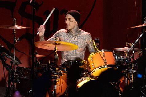 Blink-182 因鼓手Travis Barker 指部受伤宣布延期拉丁美洲巡演,本文详细分析事件背景、乐队应对措施及粉丝反应,探讨音乐行业中突发状况的处理方式。
