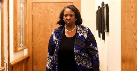 深入揭示联邦储备理事Lisa Cook对其亚特兰大房产的正式申报情况,为公众澄清多方质疑,剖析贷款文件和税务记录中的细节,还原事实真相。解析美联储理事财产申报的法律法规背景及其在金融监管中的重要意义。
