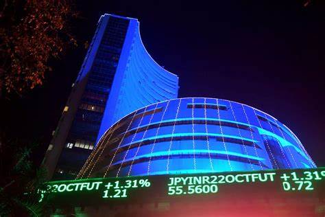 近期美国股市迎来强劲反弹,债券收益率则显著下滑,投资者纷纷押注美联储将实施降息政策以应对经济压力。经济数据与劳动力市场的最新表现促使市场对货币政策走向产生新的预期,全球投资环境因此发生变化。
