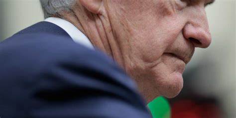 美联储最新一次降息引发市场强烈反应,投资者对未来走势感到迷茫,金融市场展望波动加剧。本篇深入探讨降息背后的意义、市场反应以及投资者如何应对未来的不确定性。
