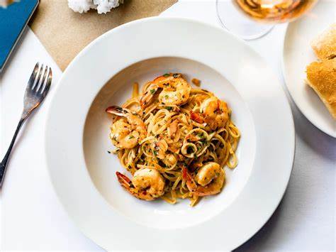 探寻Coppa Osteria招牌菜Linguine alla Scampi的风味由来、食材解析、烹饪技巧与搭配建议,了解Rice Village与Southampton店在Houston Restaurant Weeks中的特色呈现,以及如何在家复刻这道充满意式风情的柠檬蒜香虾意面。
